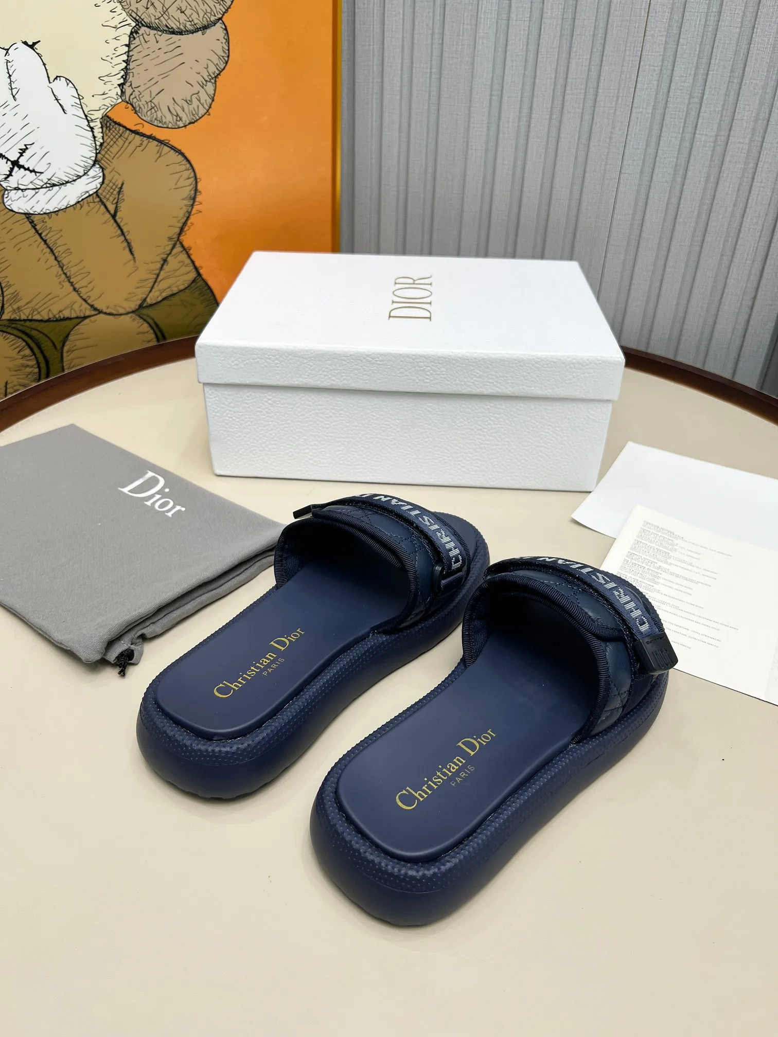 👟👟Ex-factory price 420👟👟 Dior Dior high version slippers, 👏👏2025 new classic model 🔥purchasing level qualityhot-selling thick-soled slippers in foreign counters💋———————————— Upper➕Inner: Original customized special electric embroidery material, Sole: Original mold 1.1 (lightweight) Bottom thickness: heel 5cm, forefoot 3cm, size 35-40 (with full set of packaging, cloth bag handbag, card instructions). You are welcome to place an order in advance, first come first served. Win-win cooperation.